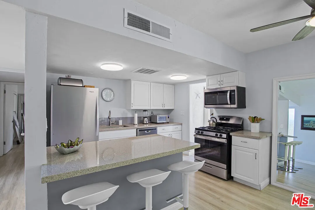 2 bed, 1.0 bath, $3,650 — Photo 2