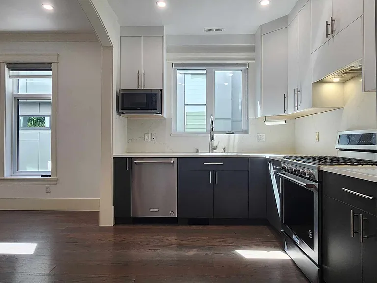 1129 N 33rd Pl — Photo 10