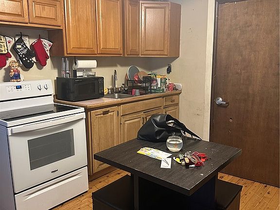 5th image of 118 Schneider St