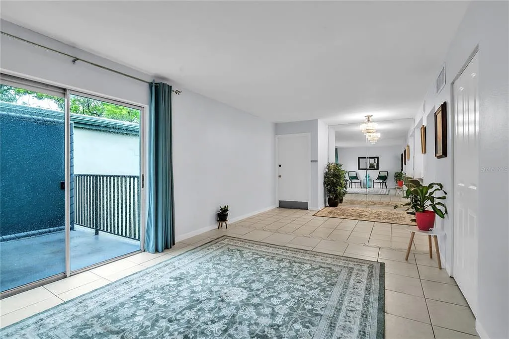 2 bed, 1.5 bath, 813 sqft, $1,375 — Photo 3