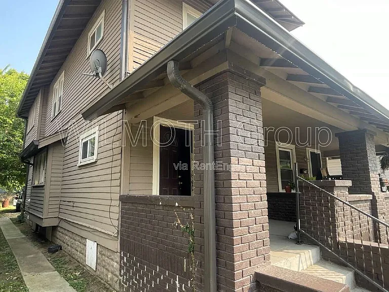 4212 E Washington St — Photo 2