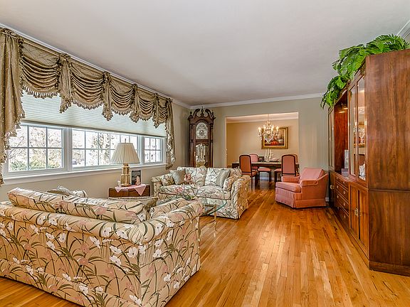 4th image of 9 Hastings Dr