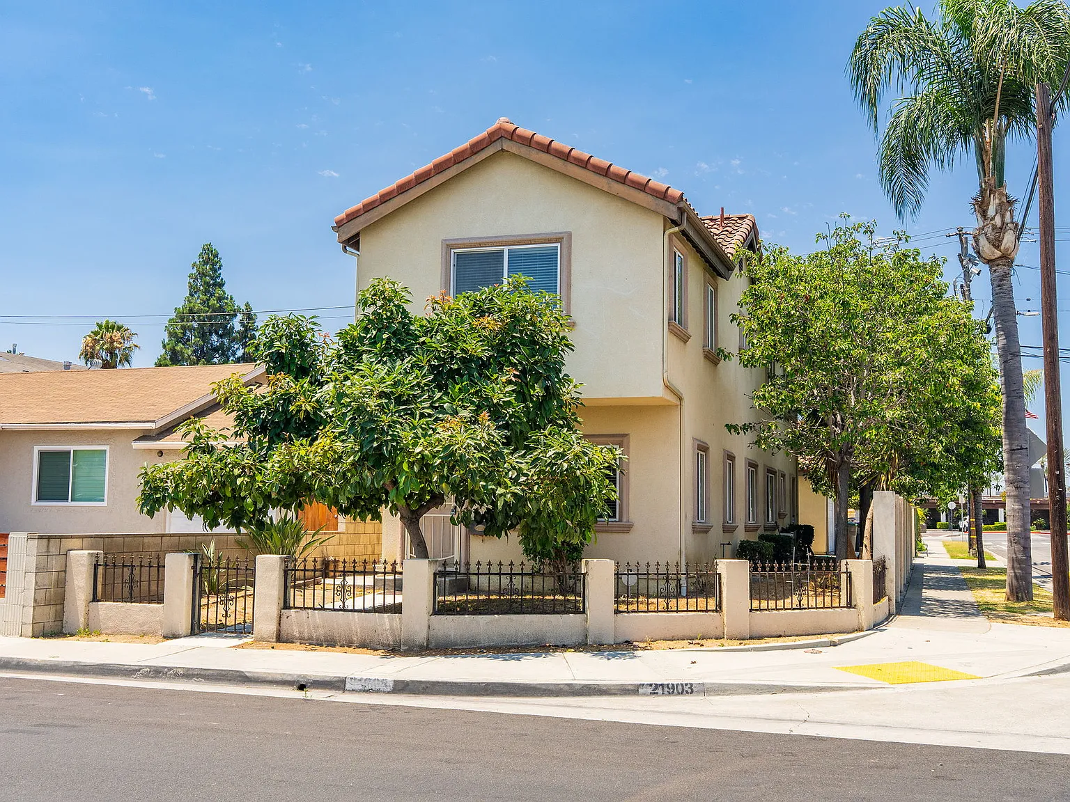 3 bed, 1972 sqft, $3,895 — Photo 2