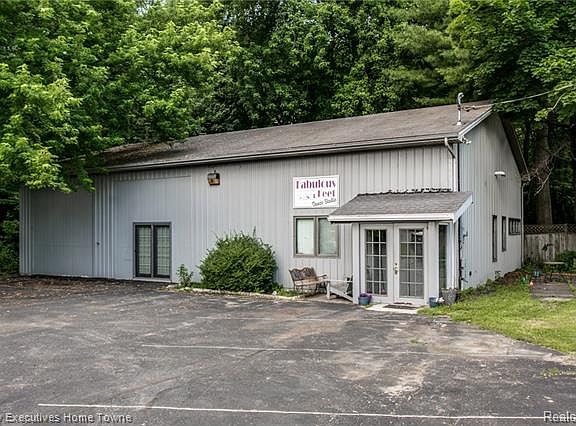 2nd image of 3939 Pine Grove Ave