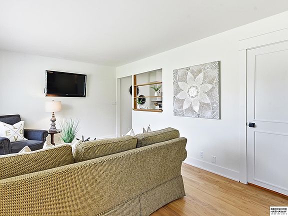 5th image of 4625 Valley St