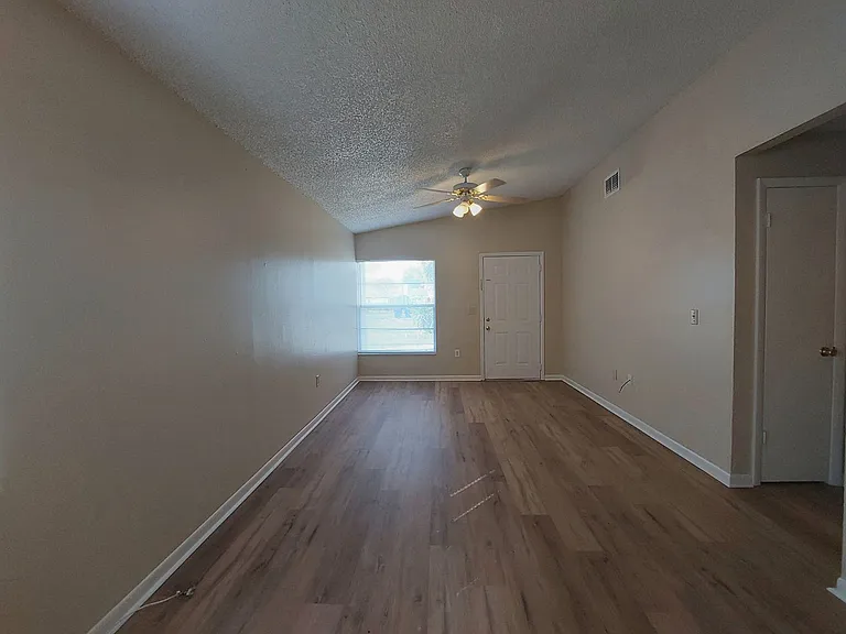 1906 Crystal Grove Dr — Photo 4