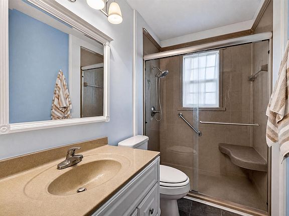 5th image of 102 W Lewis St