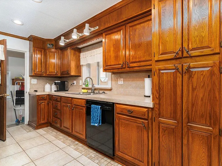 109 Swan Dr — Photo 7