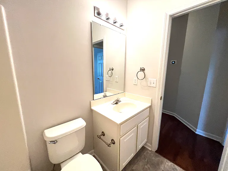 216 Howe St — Photo 13