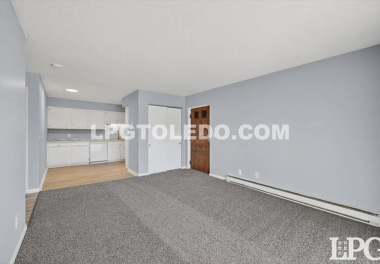 3348 Arlington Ave #8 — Photo 2