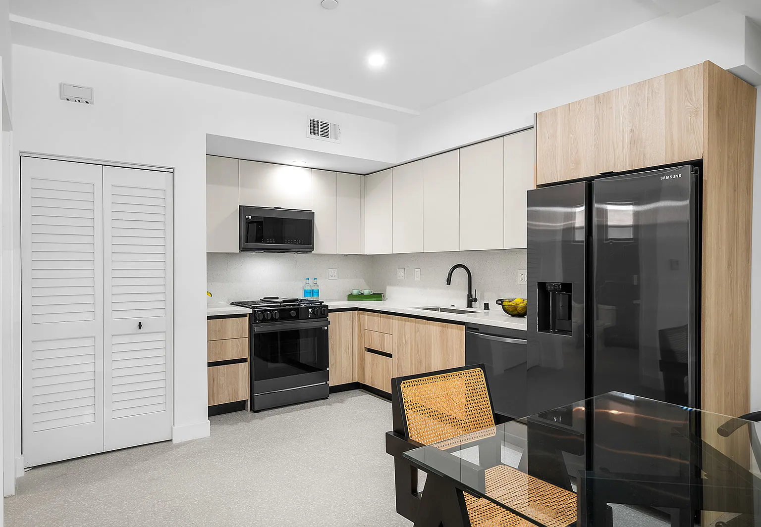 1016 N Martel Ave — Photo 3