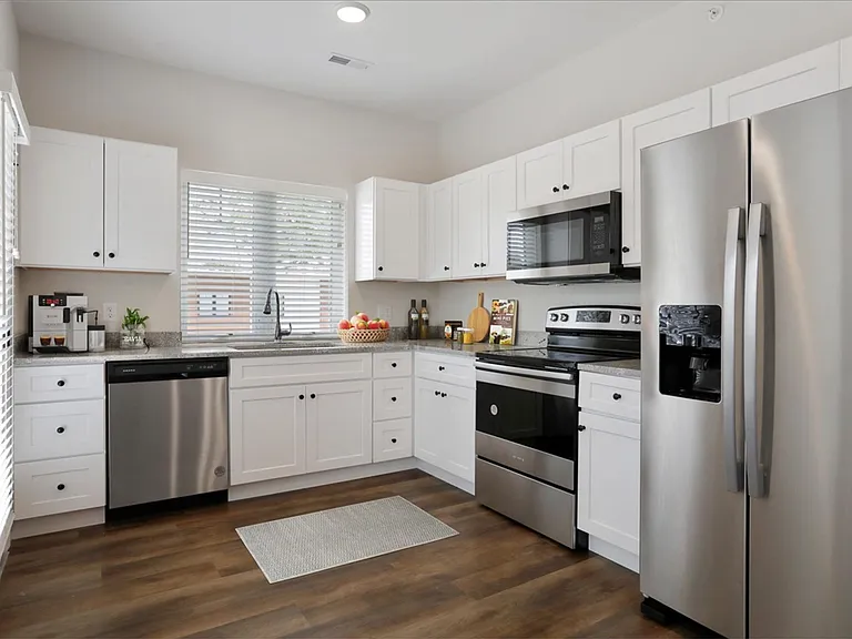 302 W Clark St — Photo 7