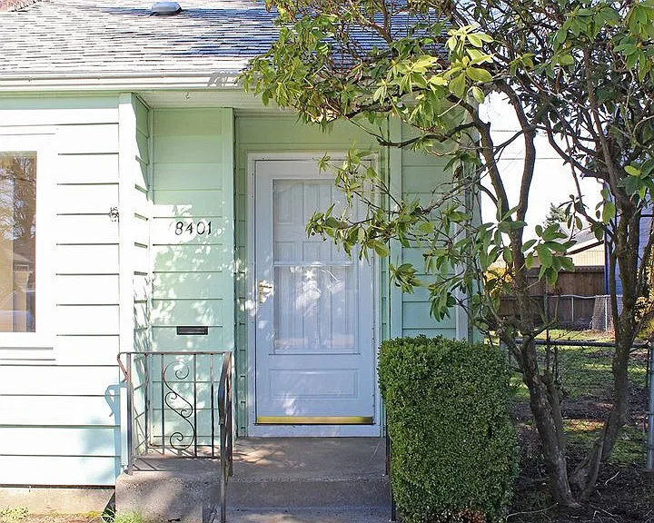 8401 NE Going Pl — Photo 2