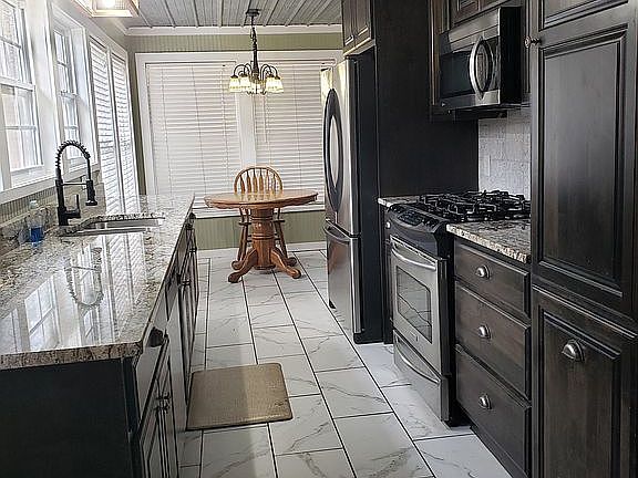 Eat-in Kitchen with Granite 
