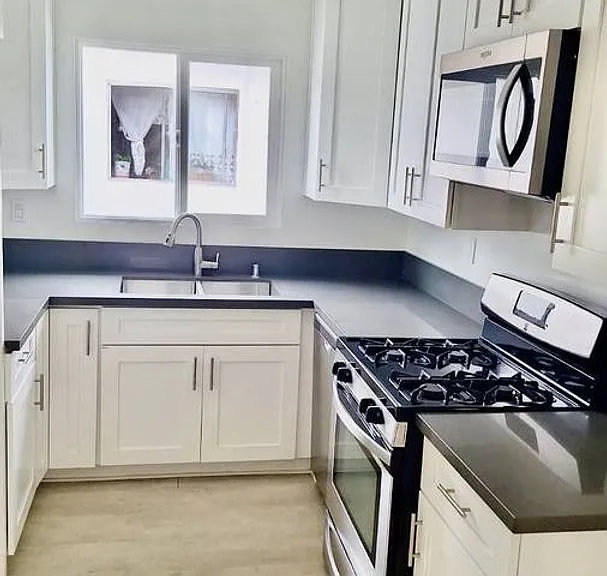 Move In Special $153 Dollars Off For The 1st 3 Months. Remodeled 3 Bedroom 1.5 Bath 2nd Floor Unit. — Photo 7