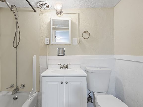 4th image of 2847 N Josephine St #B
