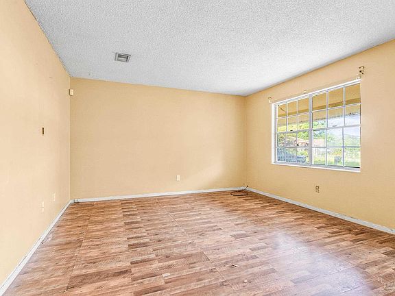 5th image of 1205 Santa Fe Cir