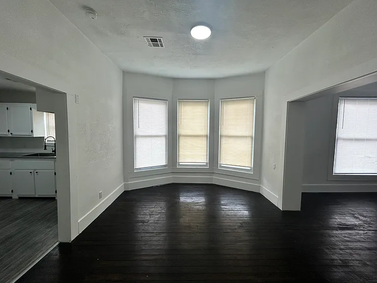 700 NE 6th St — Photo 12