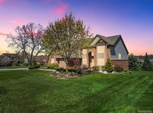 9227 Rotondo Dr, Howell, MI 48855