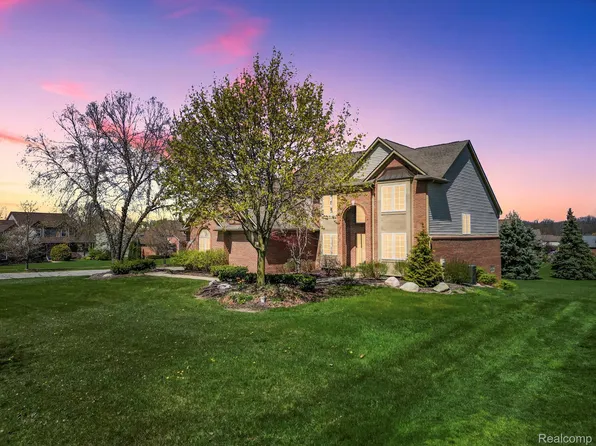 9227 Rotondo Dr, Howell, MI 48855
