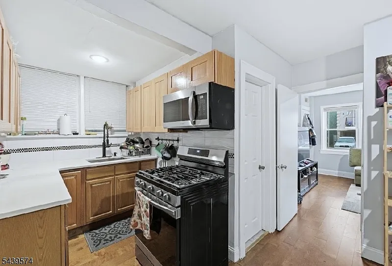 2 bed, 1.0 bath, $2,000 — Photo 2
