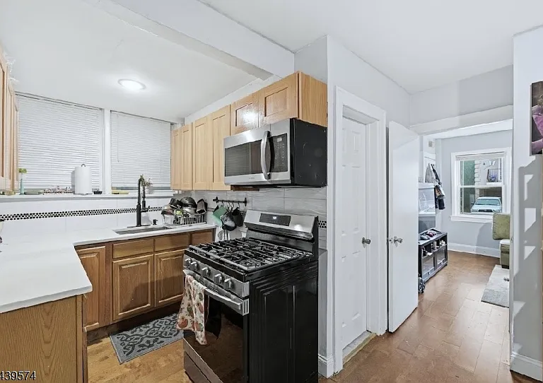 328 John St — Photo 2