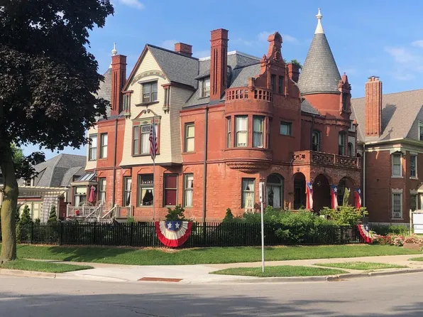 3209 W Wells STREET, Milwaukee, WI 53208