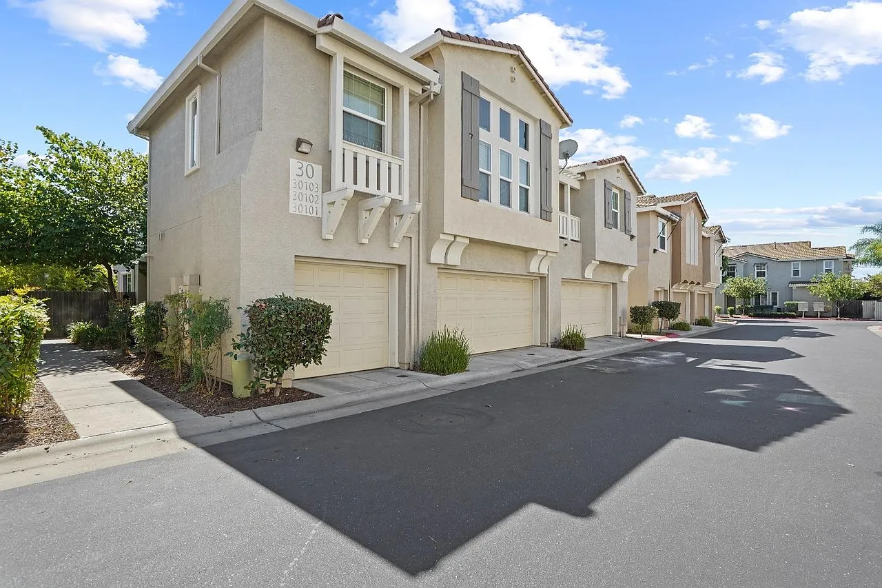 3 bed, 2.5 bath, 1746 sqft, $2,795 — Photo 1