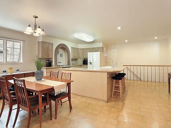 5th image of 1305 Stratford Rd