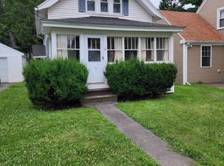22 Amesbury St, Rockland, ME 04841