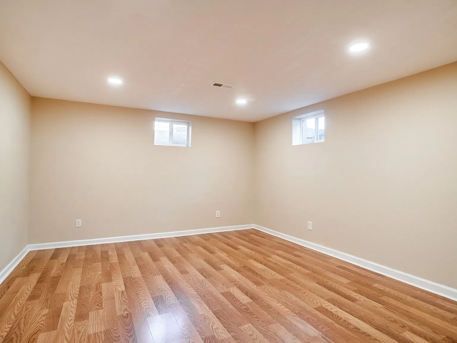 6 bed, 2.0 bath, 1086 sqft, $595 — Photo 2
