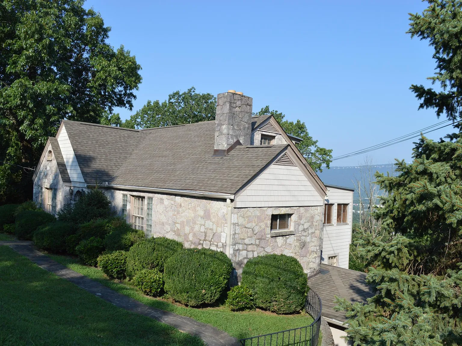 565 S Crest Rd — Photo 2