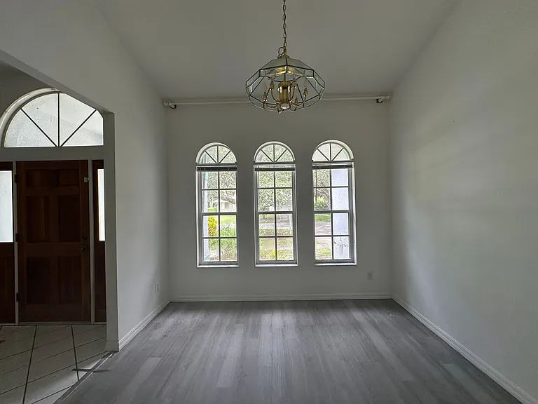 815 Nelson Ave NE — Photo 3