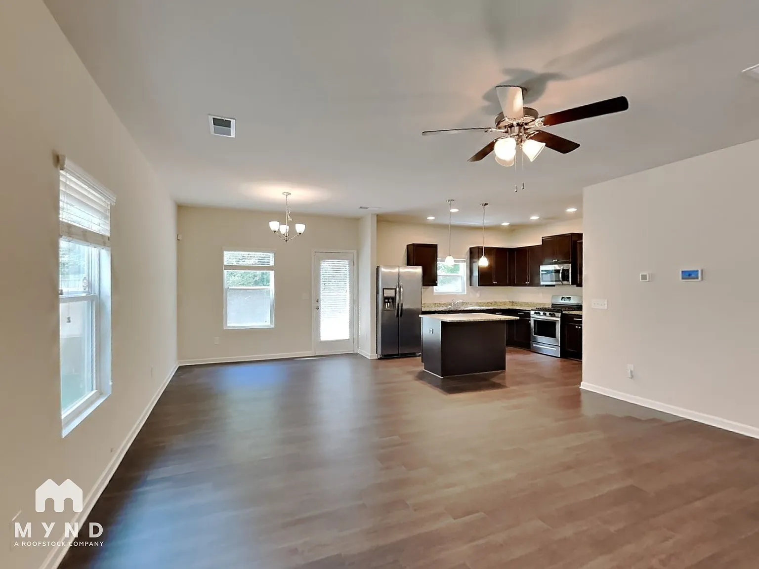 3 bed, 2.5 bath, 1960 sqft, $2,095 — Photo 2