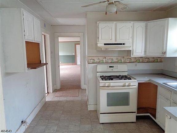 4th image of 18 Woodsedge Ave