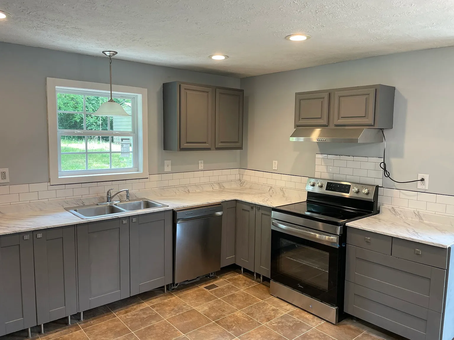 3 bed, 1352 sqft, $1,695 — Photo 2