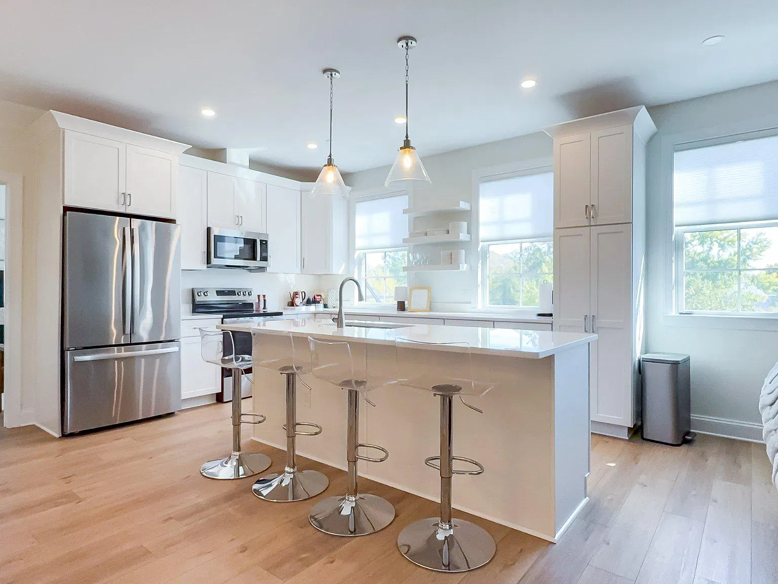 2 bed, 2.0 bath, 2750 sqft, $3,000 — Photo 2