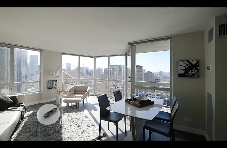 40 E Delaware Pl — Photo 2