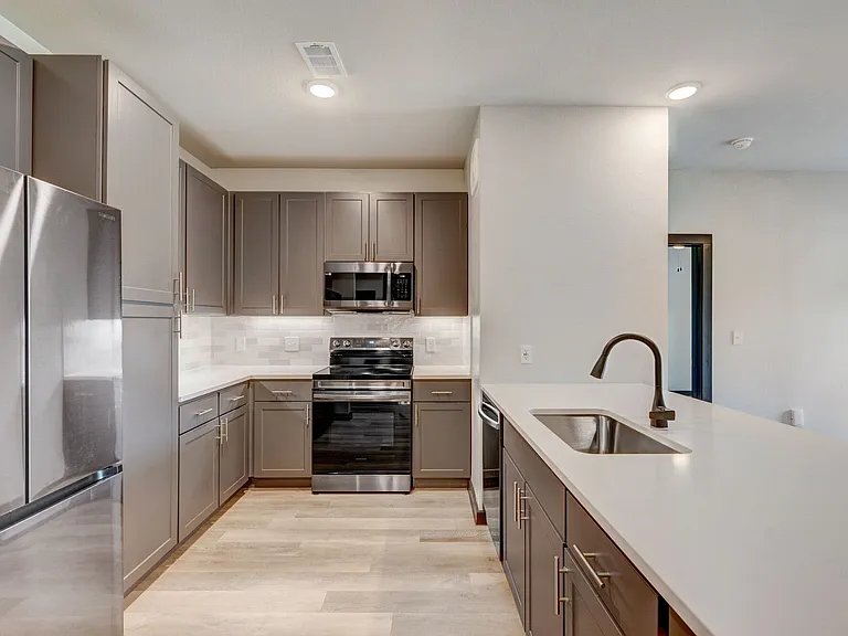 Skyview Flats — Photo 17