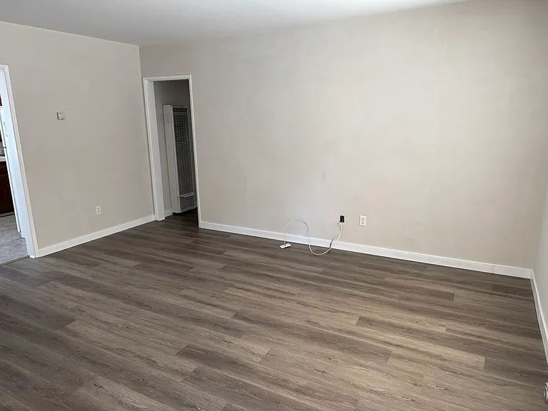 1272 W 22nd St #2 — Photo 2