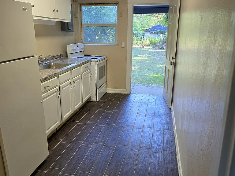 1202 Gillespie Ave — Photo 2