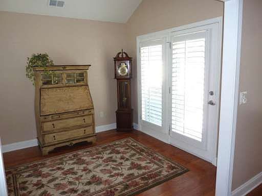 4th image of 218 Winthrope Dr