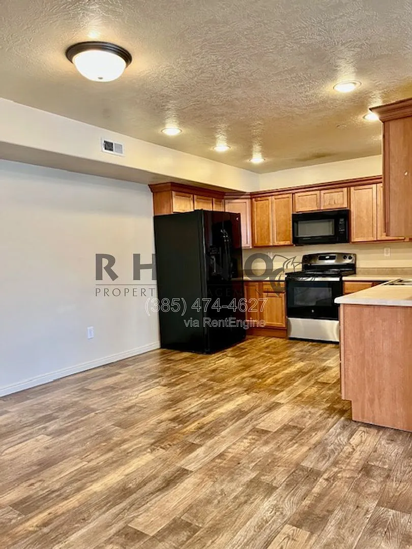 3 bed, 2.0 bath, 1215 sqft, $1,765 — Photo 2