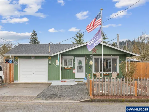 1425 Hiatt St, Lebanon, OR 97355
