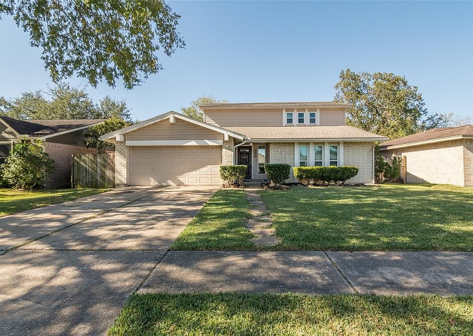 Great curb appeal greets you! Come in for a quick tour of this lovely home.