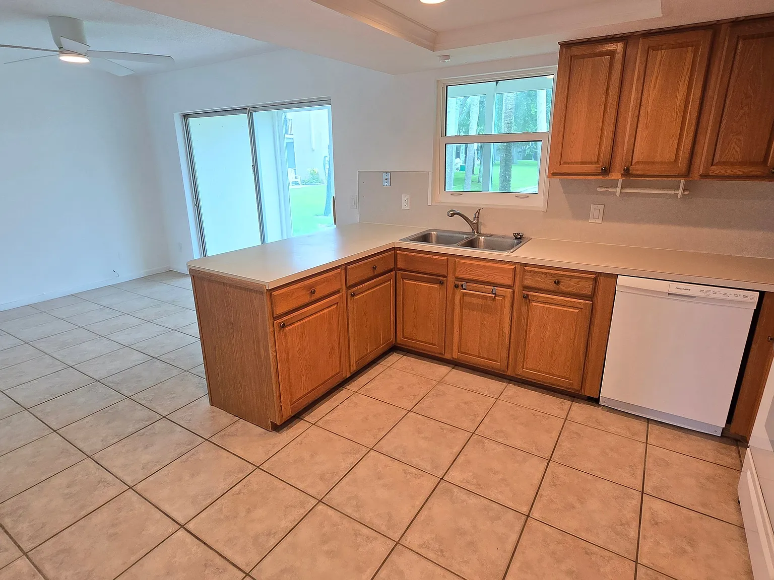 3 bed, 2.5 bath, 1668 sqft, $2,400 — Photo 4