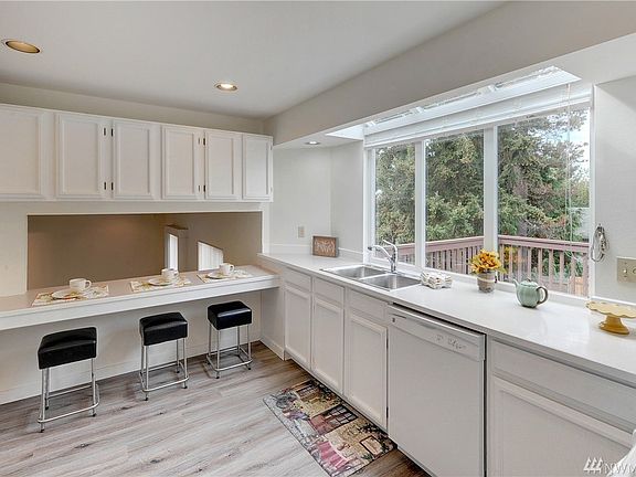 4th image of 6513 181st St SW