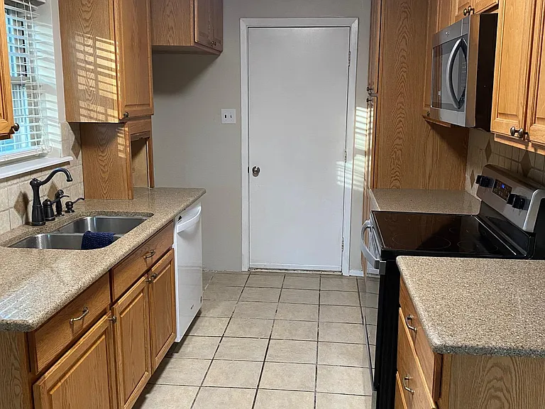 910 Corey Dr — Photo 4