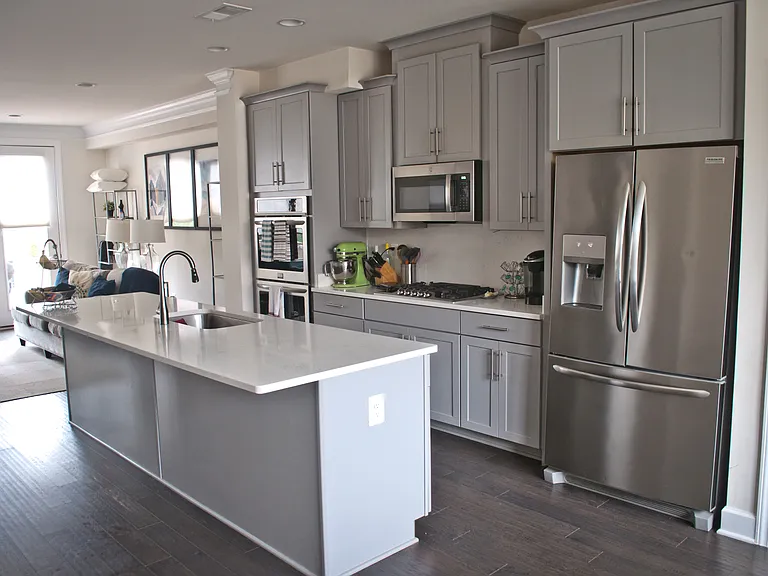 Gourmet kitchen (double oven, gas stove, microwave, dishwasher, fridge with ice maker).