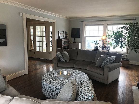 3rd image of 3165 Fairmount Blvd